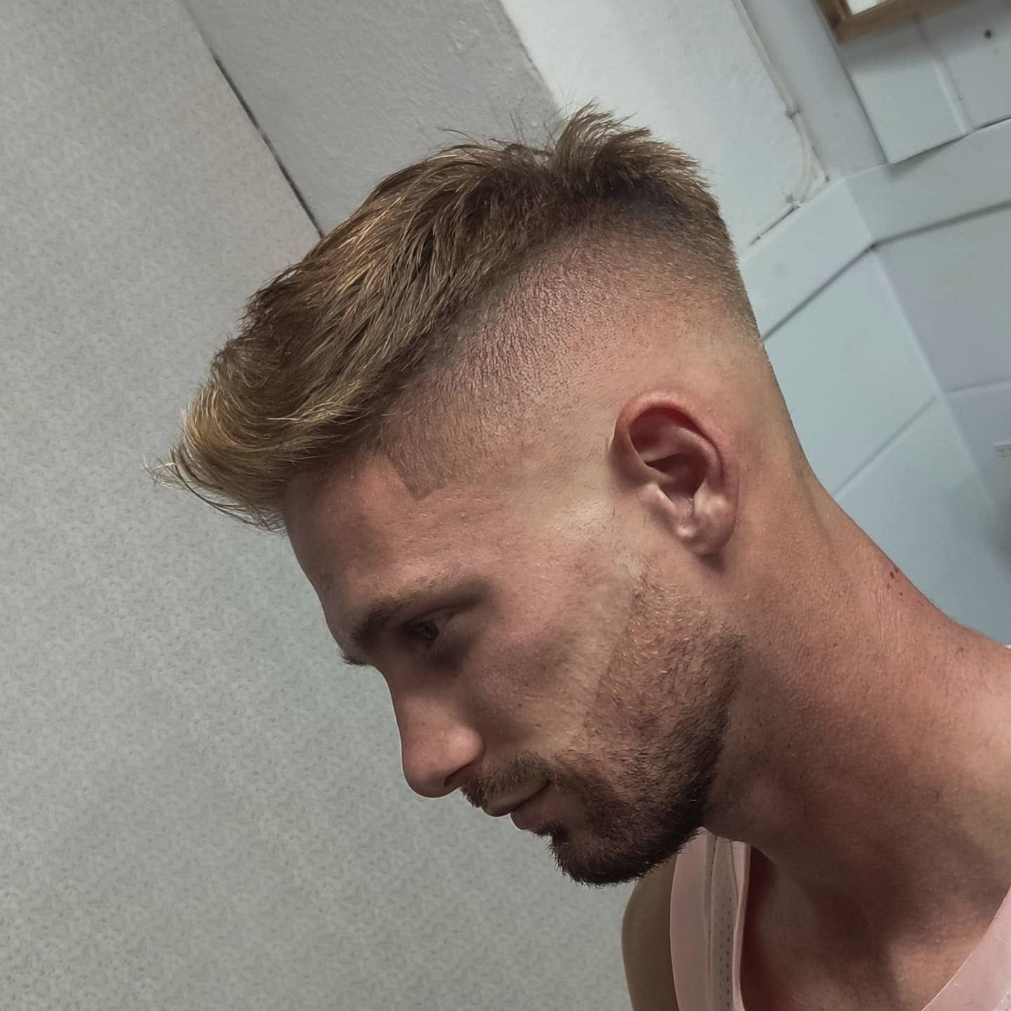 Corte de pelo masculino moderno en barbería de Tenerife Sur